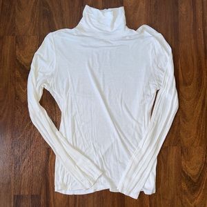 WHITE TURTLENECK